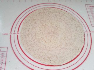 11、鸡内金焦馍（驻马店传统美食）,用小擀面杖把面剂擀成厚薄大小一致的圆薄片（越薄越好，越薄炕出来越焦，厚薄就是跟芝麻粒的厚薄差不多，甚至比芝麻粒更薄）。