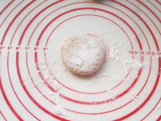 10、鸡内金焦馍（驻马店传统美食）, 取个剂子按扁。