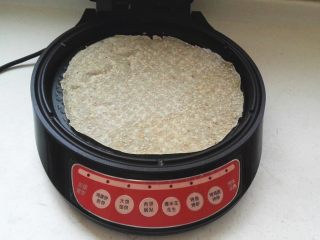 12、鸡内金焦馍（驻马店传统美食）,电饼铛预热后放入圆薄片。