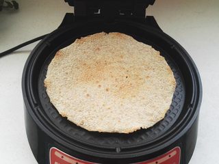 13、鸡内金焦馍（驻马店传统美食）,翻面烤至两面焦黄后取出，冷凉后，即可食用脆焦香的焦馍。