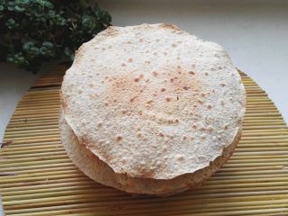 14、鸡内金焦馍（驻马店传统美食）,用电饼铛操作可依据饼的厚度不同，选择薄饼键、鸡蛋饼键双面加热，或者单独下档加热，翻面烙制两面焦花即可。