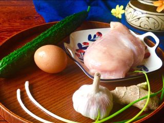 1、海鲜酱爆鸡丁,食材：鸡胸肉、黄瓜、鸡蛋、葱、姜、蒜