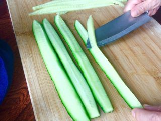 3、海鲜酱爆鸡丁,去除瓜瓤