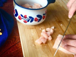 5、海鲜酱爆鸡丁,鸡肉切丁