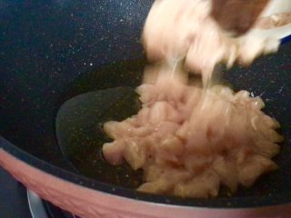 9、海鲜酱爆鸡丁,油锅到入腌制好的鸡丁