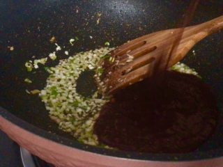 12、海鲜酱爆鸡丁,倒入调制的酱料