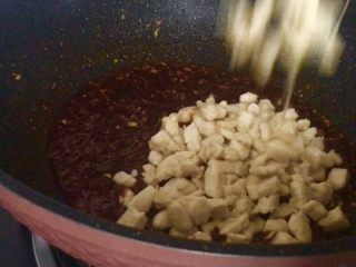 14、海鲜酱爆鸡丁,倒入鸡丁