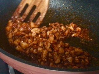 15、海鲜酱爆鸡丁,翻炒至熟（大约3分钟左右）