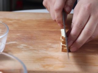 3、绿色美食+豆豉香干回锅肉,香干切条。