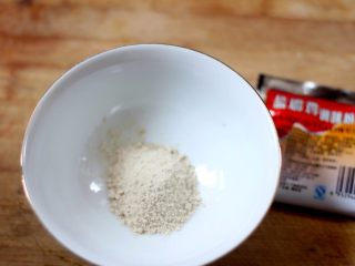 2、盐水焗蒸鸡,将盐焗鸡粉放入碗中备用。