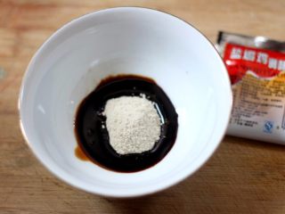 3、盐水焗蒸鸡,再加入适当的生抽调味。