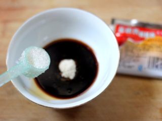 4、盐水焗蒸鸡,补放一点糖，不仅提香，也中和了盐味，让肉味更加和味。