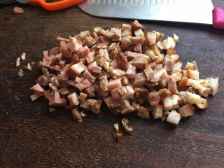 3、东南亚下饭神菜SISI,卤猪头肉也切成小粒备用