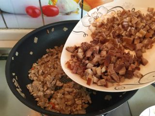 9、东南亚下饭神菜SISI,再放入切好的猪耳粒、猪头肉粒