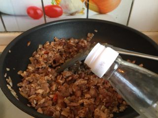 10、东南亚下饭神菜SISI,翻炒均匀后加入适量的料酒