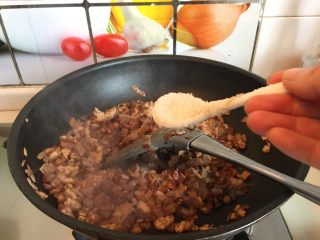 11、东南亚下饭神菜SISI,加入适量的酱油、砂糖和适量清水炒匀