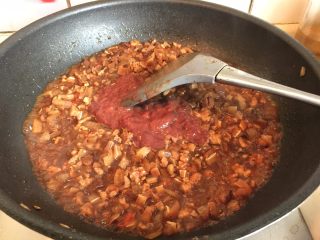 13、东南亚下饭神菜SISI,放入鸡肝泥翻炒均匀