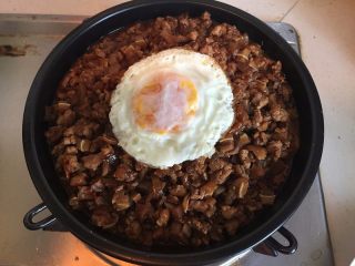 14、东南亚下饭神菜SISI,出锅装盘，把煎好的鸡蛋放在上面即可