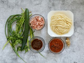 1、炸酱面,准备好所需食材