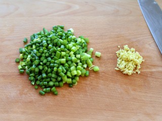 2、炸酱面,蒜苔洗净切小丁，姜切成细末