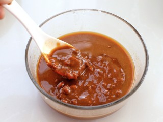 4、炸酱面,将黄豆酱和甜面酱混合放入碗中，再放入清水搅拌均匀，因为酱比较干，所以要用水稀释成可以流动的状态