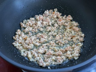 6、炸酱面,放入肉末煸炒至发白断生状态