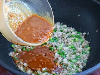 8、炸酱面,倒入搅拌好的酱料翻炒均匀