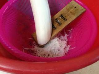 2、潮汕冬至过年美食之【菜头圆】,用菜头抽抽成小条状。白萝卜慢慢变成一箩筐的白萝卜丝了。其实这是个很大的工程,耐心点弄吧。