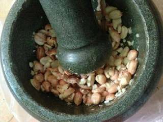 4、潮汕冬至过年美食之【菜头圆】,花生洗干净后锤一下。