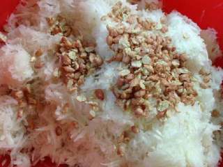 5、潮汕冬至过年美食之【菜头圆】,将白萝卜去汁,放入大盆。加入花生。加入适量盐(按口味加)