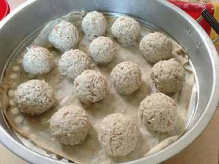 10、潮汕冬至过年美食之【菜头圆】,做好后隔开地放入蒸笼里。很快地十几个“菜头球”就做好了。