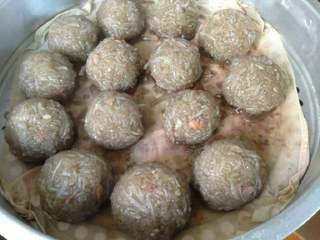 13、潮汕冬至过年美食之【菜头圆】,热腾腾的“菜头圆”出锅了。出锅后的菜头粿颜色加深。