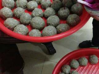 14、潮汕冬至过年美食之【菜头圆】,最后一步:为新出炉的“菜头圆”化妆咯。一点点米红(“米红”是食物染料)加一点点水搅拌均匀,用小棍在每个菜头粿头上点上大点。(也可以是较大一点在中间,其他四小点周围环绕) 我妈说这样做只是为了祭拜时美观而已,事实上米红虽好看,但是有毒的。吃多了对身体不好。