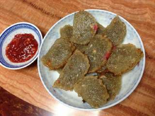 16、潮汕冬至过年美食之【菜头圆】, 有客人来的时候,就可以切成一块块,煎一下。然后粘一些酱料吃。好香呢。
