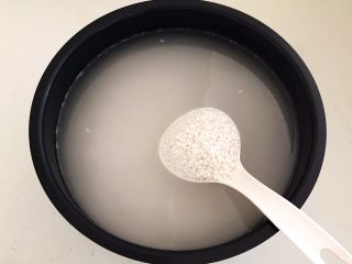 7、蜜豆糯米粽子,糯米经过长期时间浸泡，已经吸足水分