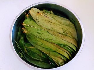 8、蜜豆糯米粽子,粽叶已泡软，也可包粽子了
