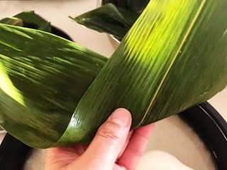 10、蜜豆糯米粽子,把粽子叶在中间折起来
