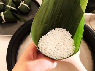 15、蜜豆糯米粽子,再加入半勺浸泡好的糯米