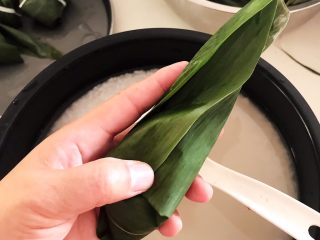 19、蜜豆糯米粽子,再把粽子叶的右边向中间折
