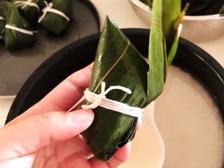 21、蜜豆糯米粽子,取一根线绳把包好的粽子捆起来