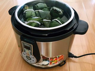 27、蜜豆糯米粽子,把装满粽子的蒸锅放入压力锅里