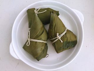 30、蜜豆糯米粽子,把煮熟的粽子捞出来，晾一下