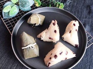 31、蜜豆糯米粽子,晾至不烫手就可以剥粽子了