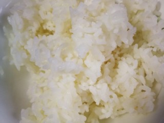 1、酱油炒饭,准备隔夜米饭一碗。