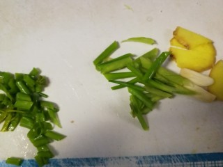 2、酱油炒饭,准备葱段姜片蒜片，葱花适量。