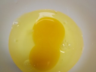 3、酱油炒饭,准备鸡蛋一个打散备用。