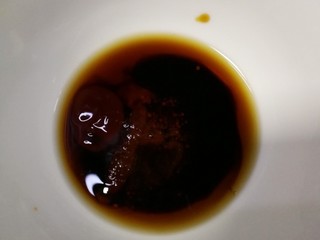 4、酱油炒饭,准备酱油料，碗里依次加入生抽一勺半，老抽一勺，料酒一勺，白糖一勺，蚝油先加一勺，然后调开备用。