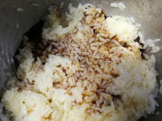 6、酱油炒饭,接着加入之前调好的酱油料，同样充分拌匀，使米粒上都均匀包裹酱料和蛋液。