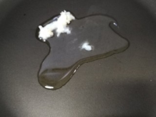 7、酱油炒饭,油锅色后加入半勺猪油（一定要有猪油哦，点睛之笔），两勺植物油。