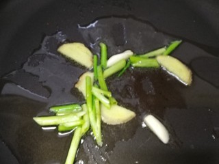 8、酱油炒饭,待猪油化开后下葱段姜片蒜片小火慢慢煸炒出香味。